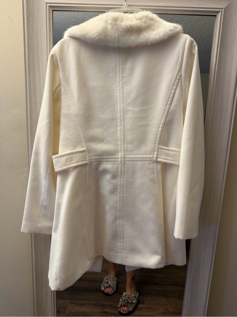 GBG Los Angeles Ivory Faux Fur Walker Coat M Like New Elegant Winter Coat - Picture 5 of 13